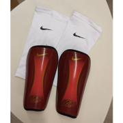 Røde Nike Cristiano Ronaldo benskinner med hvide sleeves
