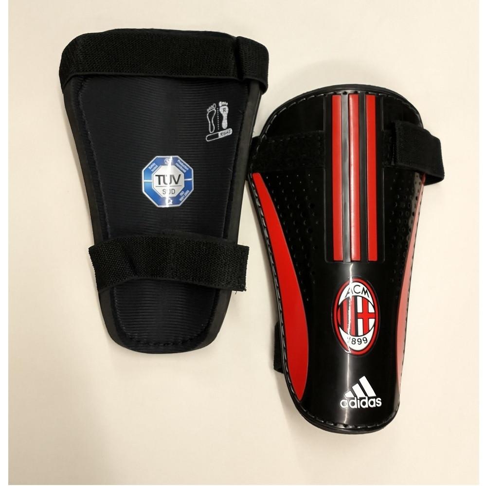 Sorte Adidas AC Milan Lite benskinner med røde detaljer og remme